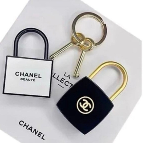 🔐🆕Chanel Lock And Key Set 1 Black & Gold & 1 White & Gold 2 Keys BNIB🔐 - Picture 2 of 6